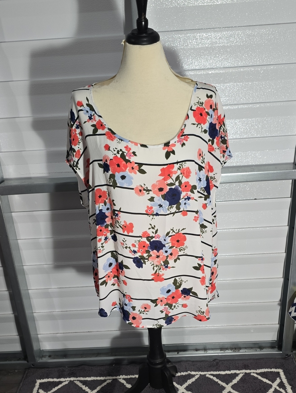 torrid White Scoop Neck Floral‎ Stripe Tee with Coral & Navy Size 2X